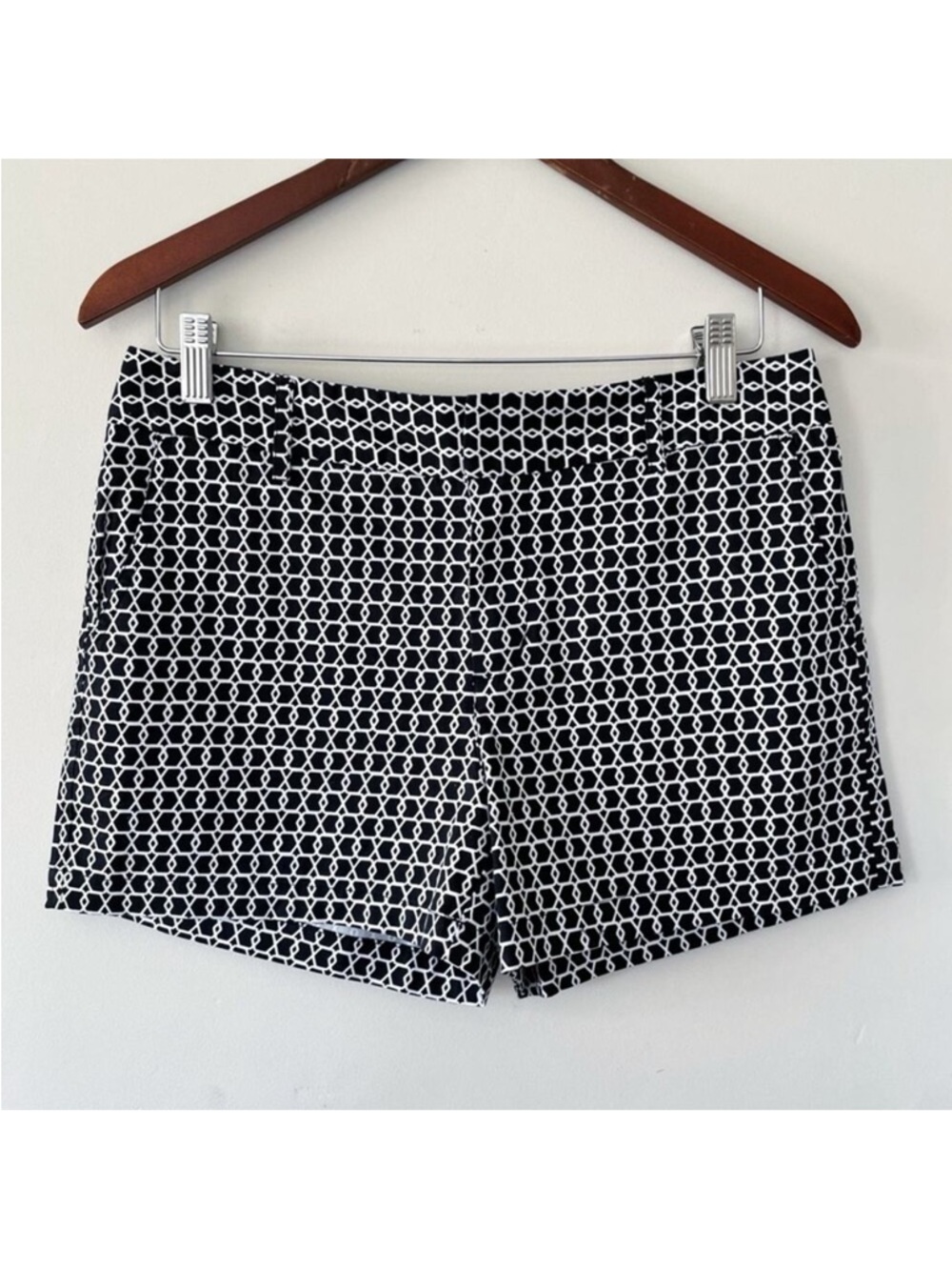 Jones New York Black & White Geometric Print Shorts Size 6 EUC